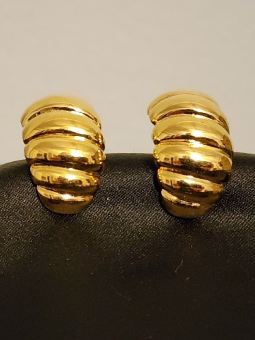 Vintage Napier Gold Tone Ribbed Dome Clip On Screw Back Earrings
